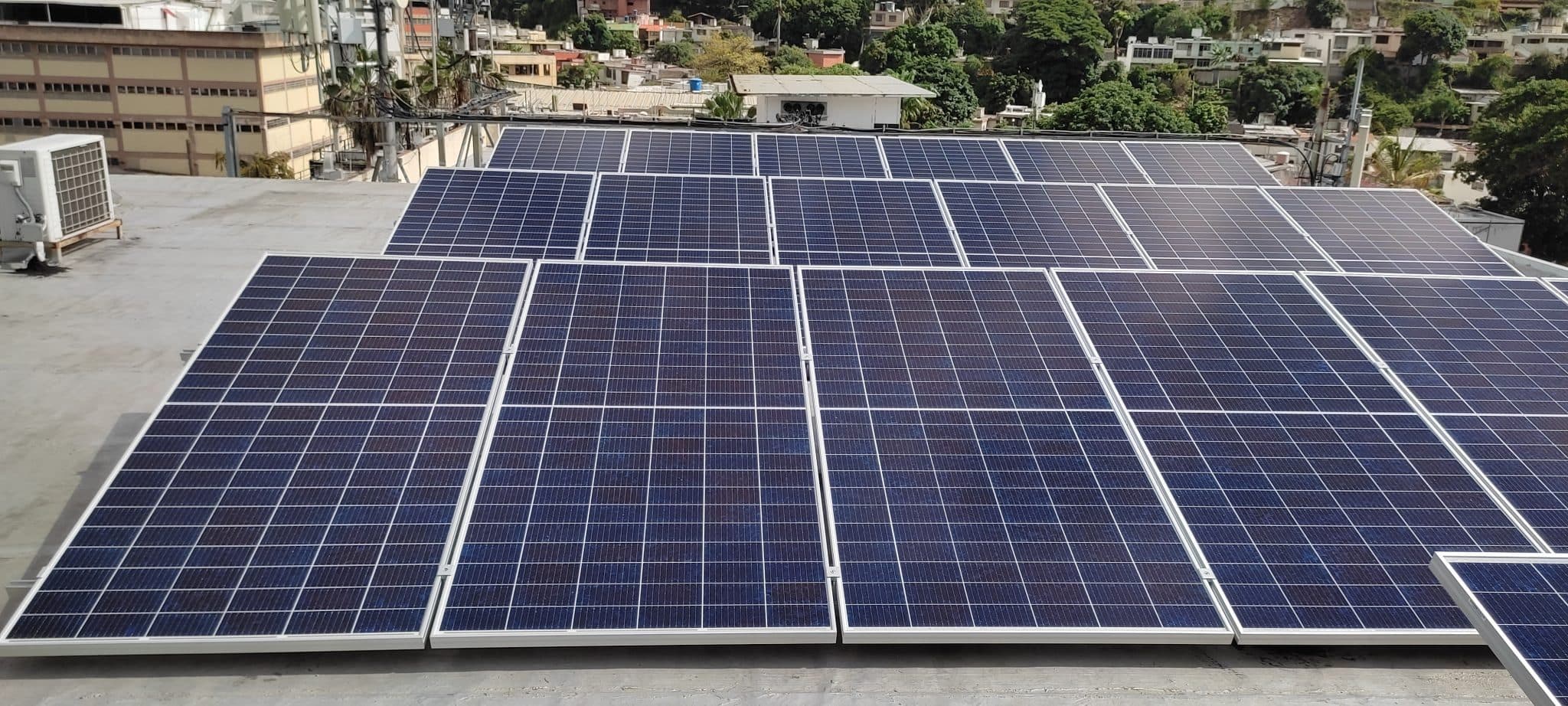 Inter instala paneles solares de respaldo en Caracas y Maracaibo