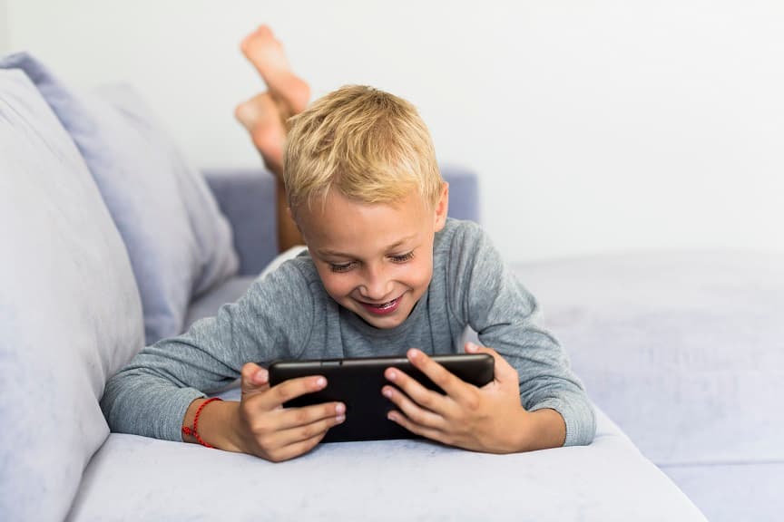 Niños inmersos en videojuegos ponen en riesgo su salud visual