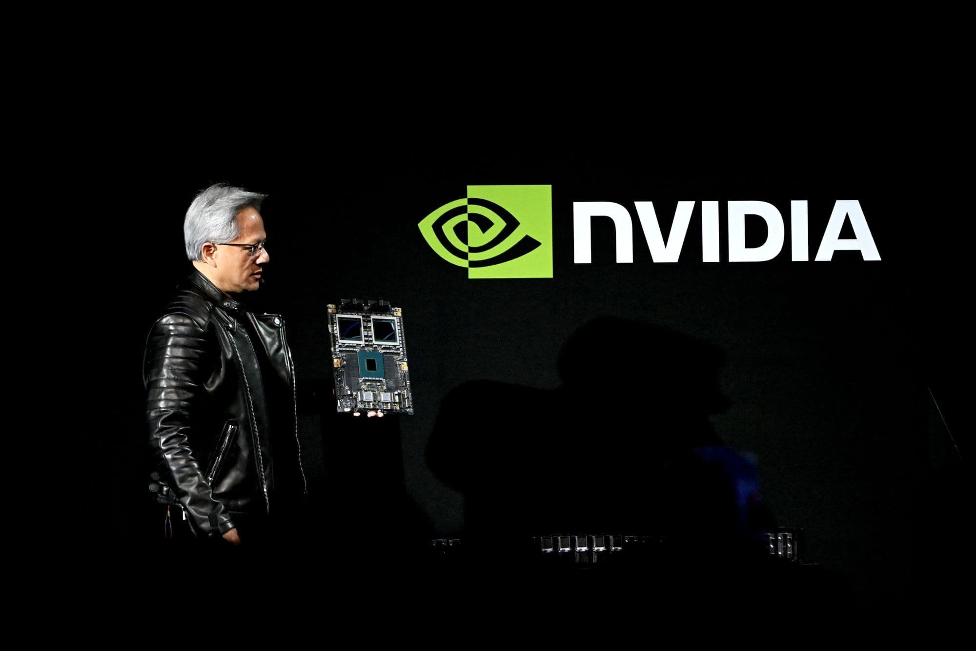 CEO de Nvidia, culmina venta histórica de acciones por más de $1.000 millones mientras la compañía rompe récord de valoración